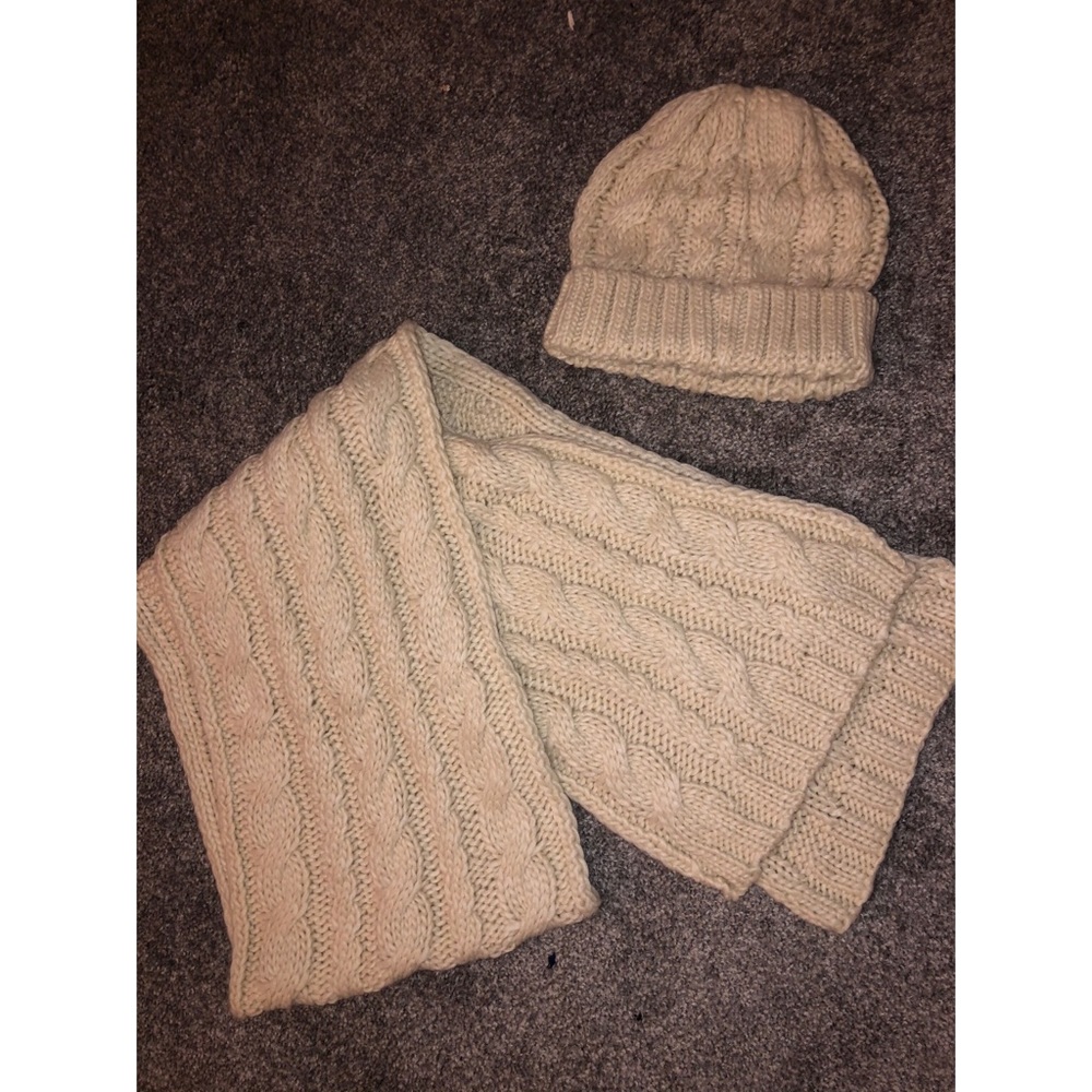 EXTREMELY COMFORTABLE hat and scarf